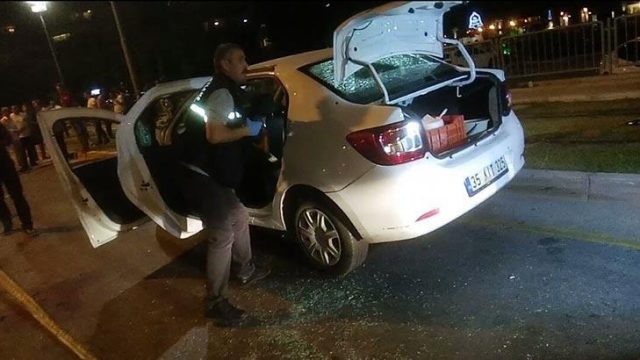İzmir’de seyir halindeki otomobile silahlı saldırı! 1 ölü, 1 yaralı var…