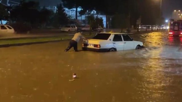 Kırıkkale’de şiddetli yağmur hayatı felç etti