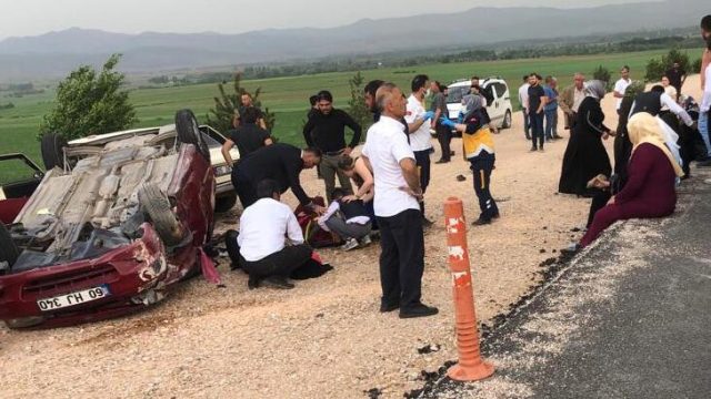 Tokat’ta iki otomobil çarpıştı: 10 yaralı
