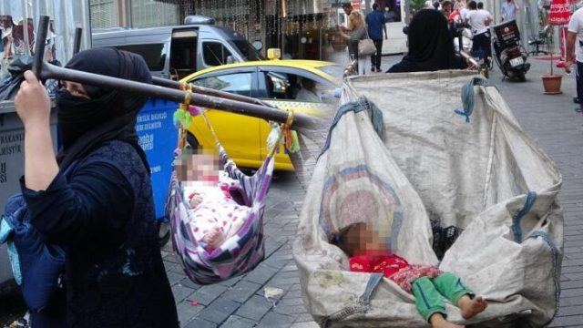 Taksim’de şoke eden olay! 4 aylık bebeğini kağıt toplama arabasına koydu
