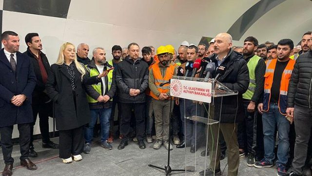 Bakan Karaismailoğlu yeni yılı metro hattı çalışanlarıyla karşıladı