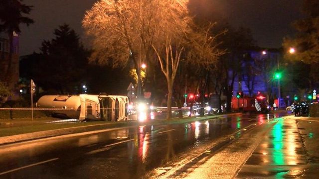 Bakırköy’de yakıt tankeri devrildi, cadde trafiğe kapatıldı