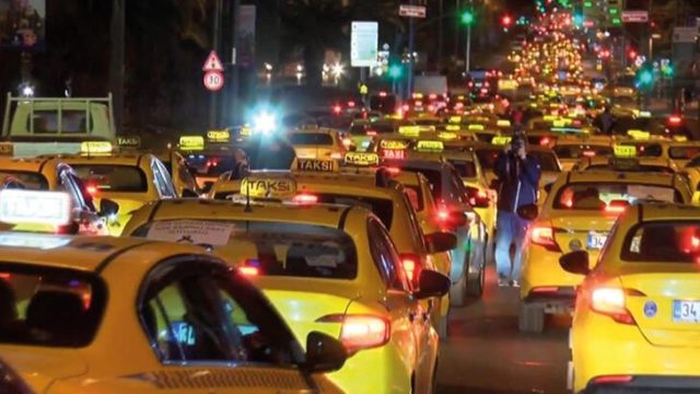 Fatih’te toplanan taksiciler öldürülen meslektaşları için konvoy oluşturdu