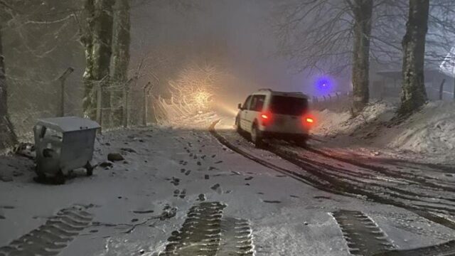 Kütahya’da kar yağışı sürücülere zor anlar yaşatıyor