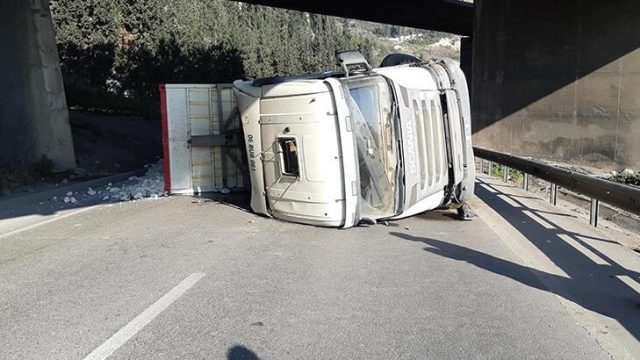 Taş yüklü kamyon devrildi; İstanbul yönü ulaşıma kapandı
