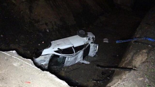 Yer: Bursa! Otomobil, metro inşaatı nedeniyle kazılan çukura düştü