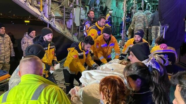 47 yaralı askeri kargo uçağıyla İstanbul’a getirildi