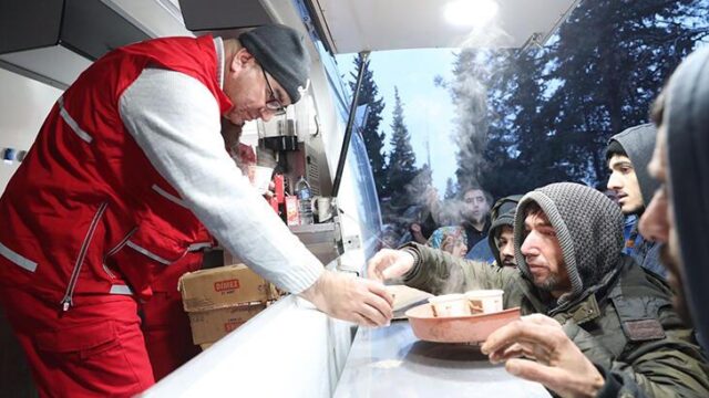 Kızılay ekipleri deprem bölgesinde! Mobil mutfak kuruldu