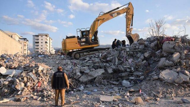 Osmaniye’de ağır hasarlı binaların yıkımı devam ediyor